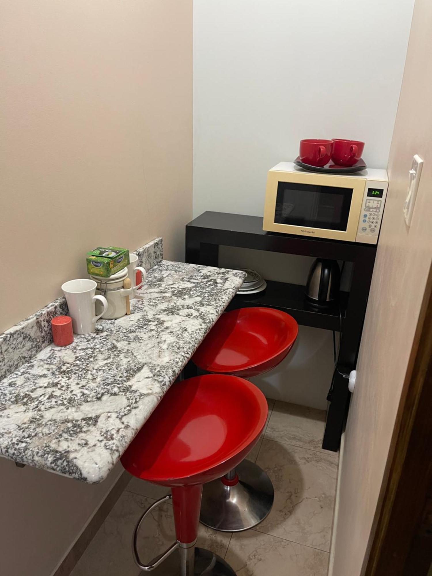Le Quad - One Bedroom & Studio Apt - Private, Spacious & Secured Kingston Exterior photo