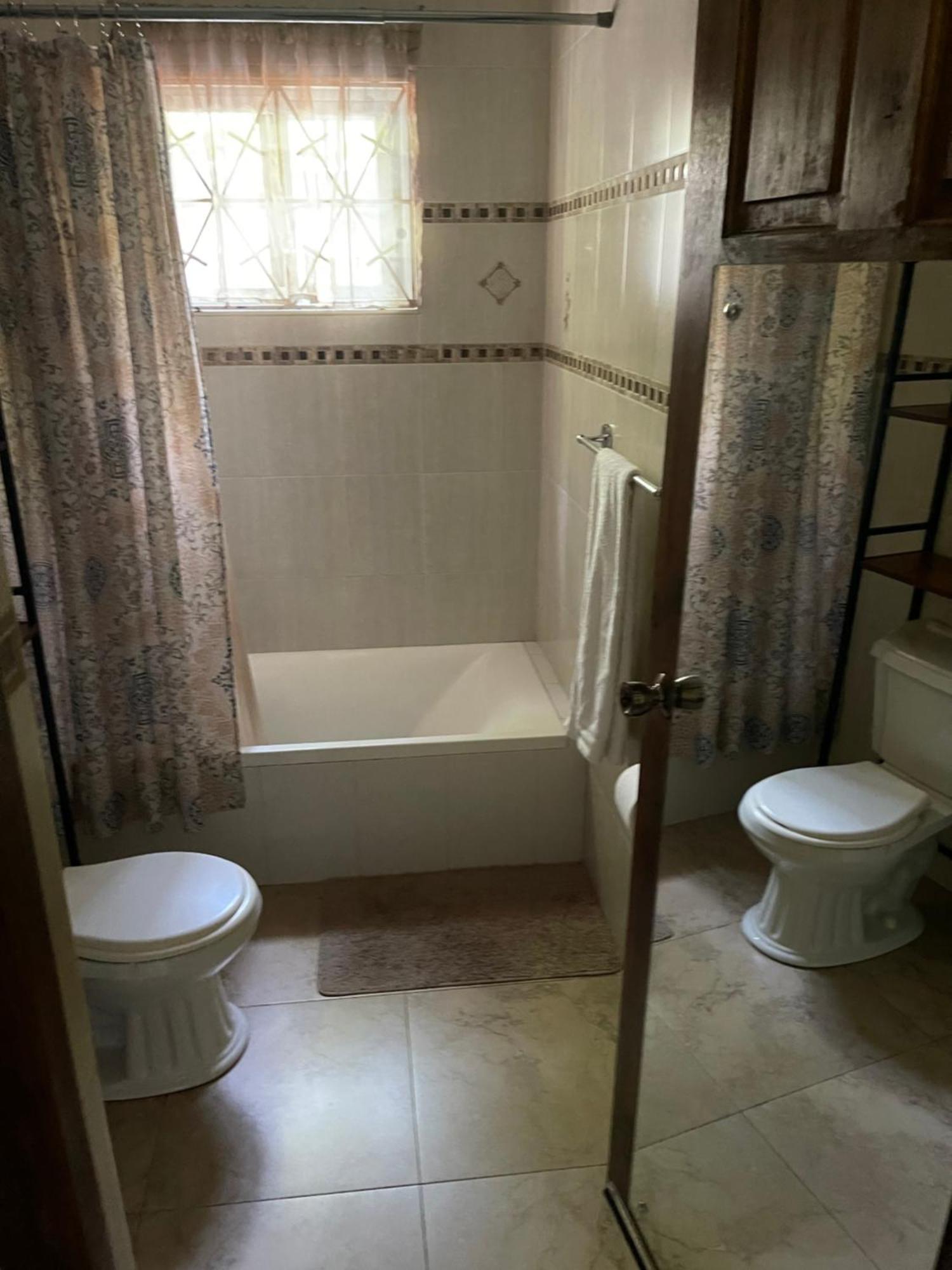 Le Quad - One Bedroom & Studio Apt - Private, Spacious & Secured Kingston Exterior photo