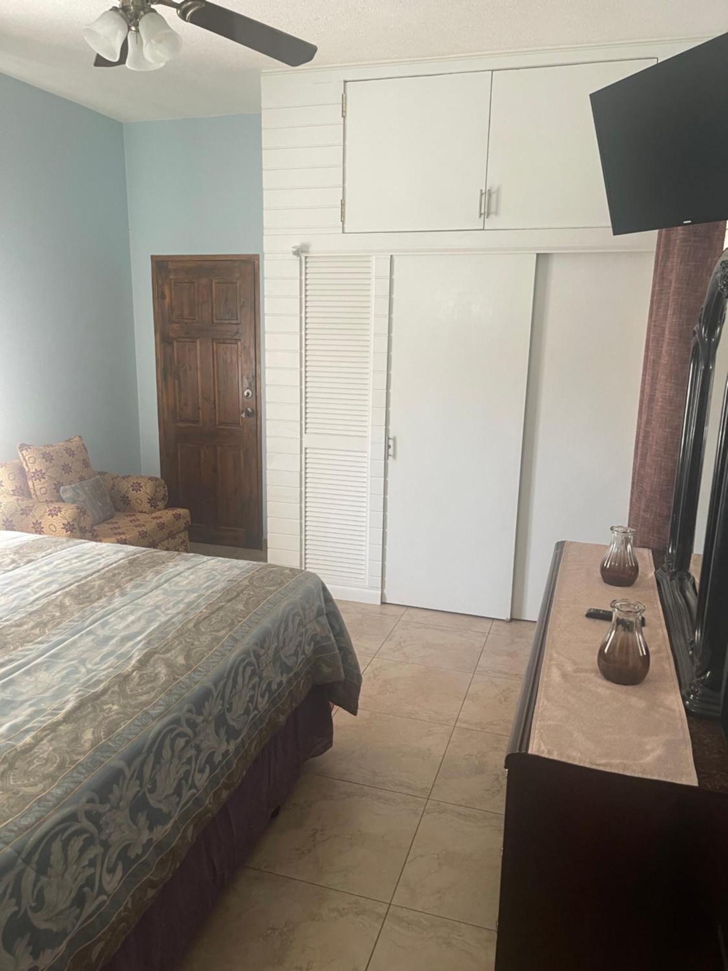 Le Quad - One Bedroom & Studio Apt - Private, Spacious & Secured Kingston Exterior photo